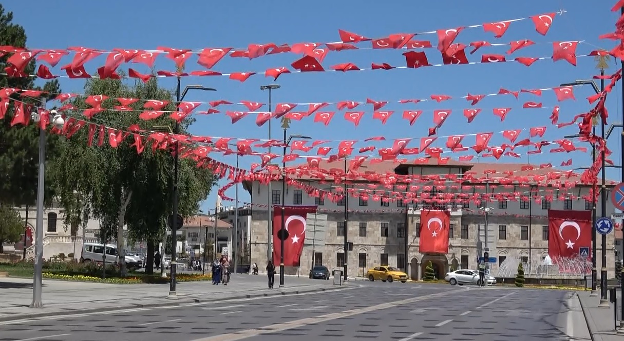 Sivas Bayraklarla Donatıldı