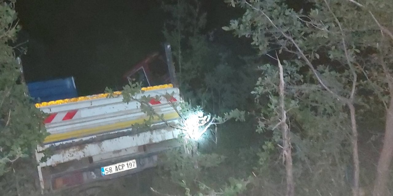 Sivas'ta Kamyonet Şarampole Devrildi: 3 Yaralı