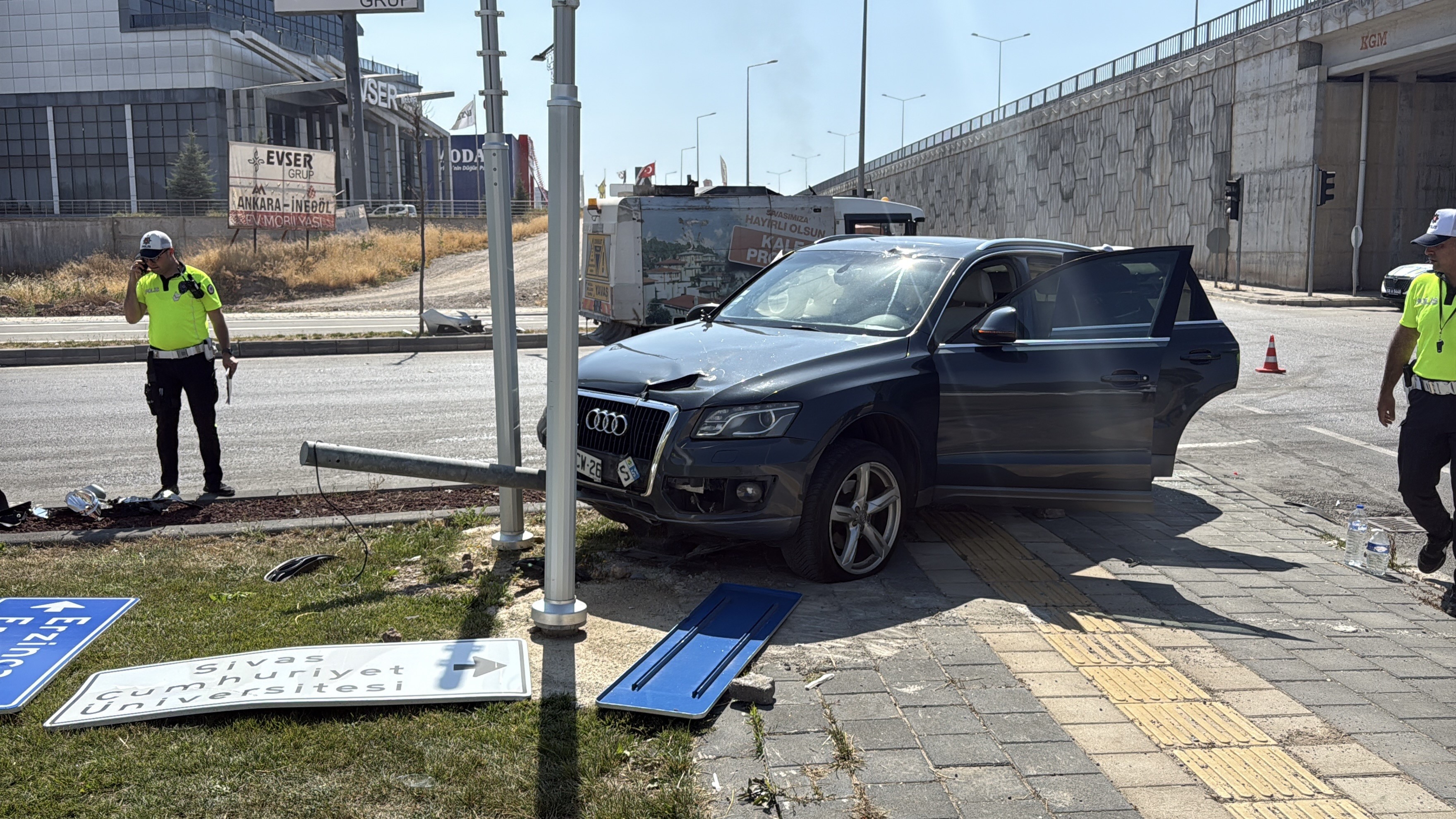 Sivas'ta İki Otomobil Çarpıştı: 6 Yaralı
