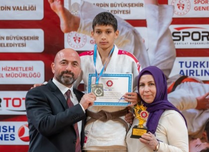 Sivaslı İkizler Gururlandırdı