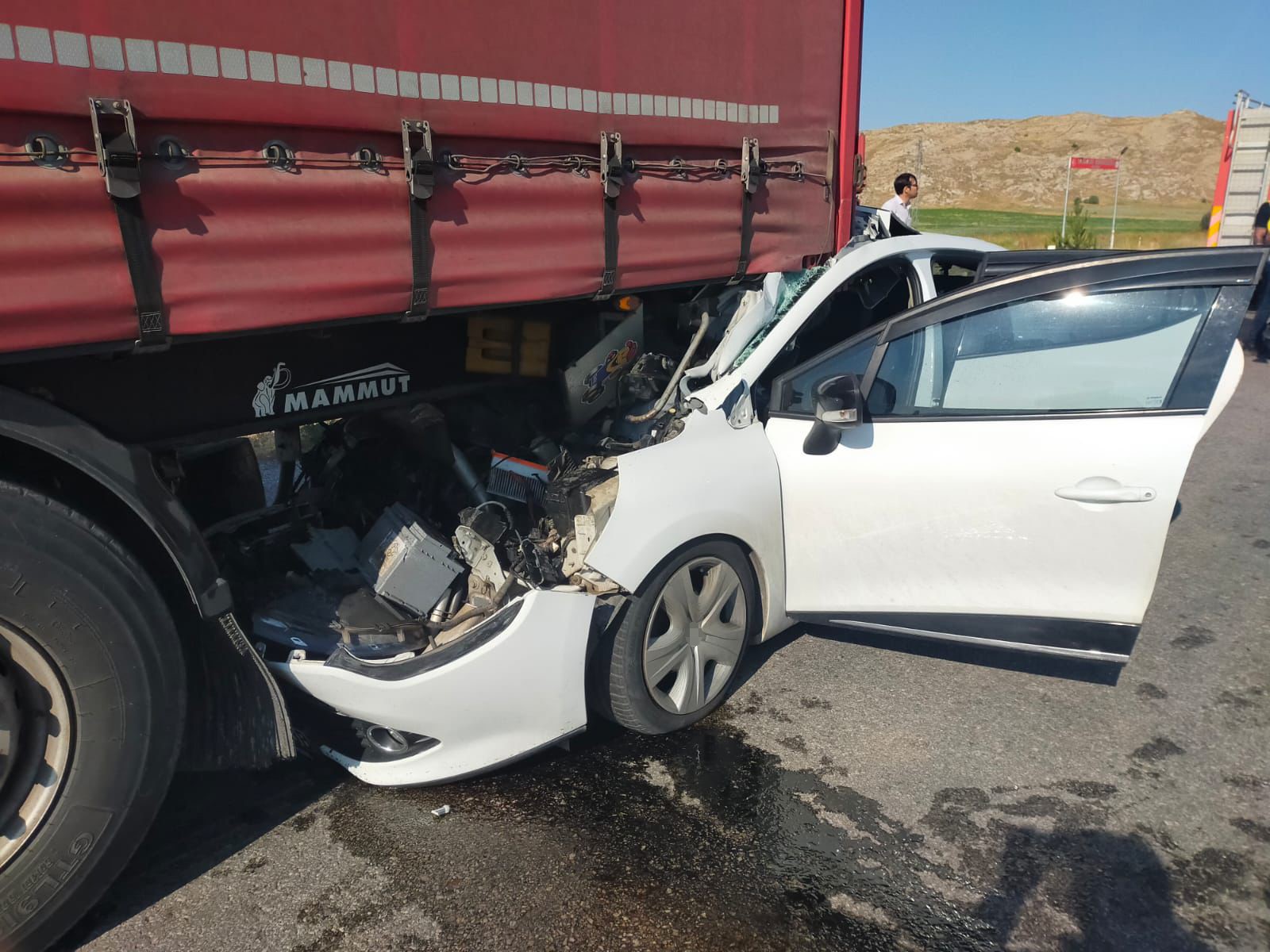 Sivas'ta Otomobil Tıra Çarptı: 2'si Çocuk 6 Yaralı