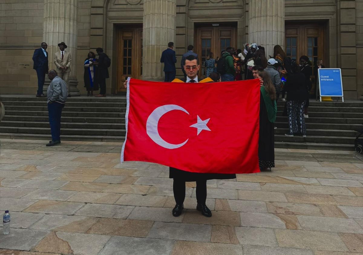 İskoçya'daki Mezuniyete Türk Bayrağıyla Damga Vurdu