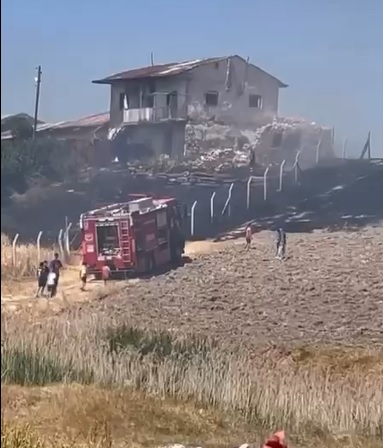Sivas'ta Anız Yangını Müstakil Evin Bahçesine Sıçradı
