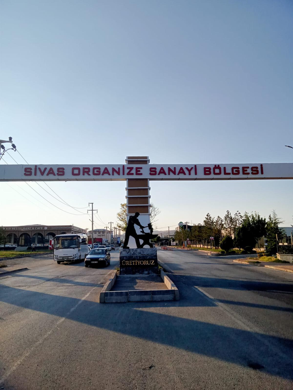 Sivas OSB’ye Anlamlı Dokunuş: Demir Döven İşçi Heykeli