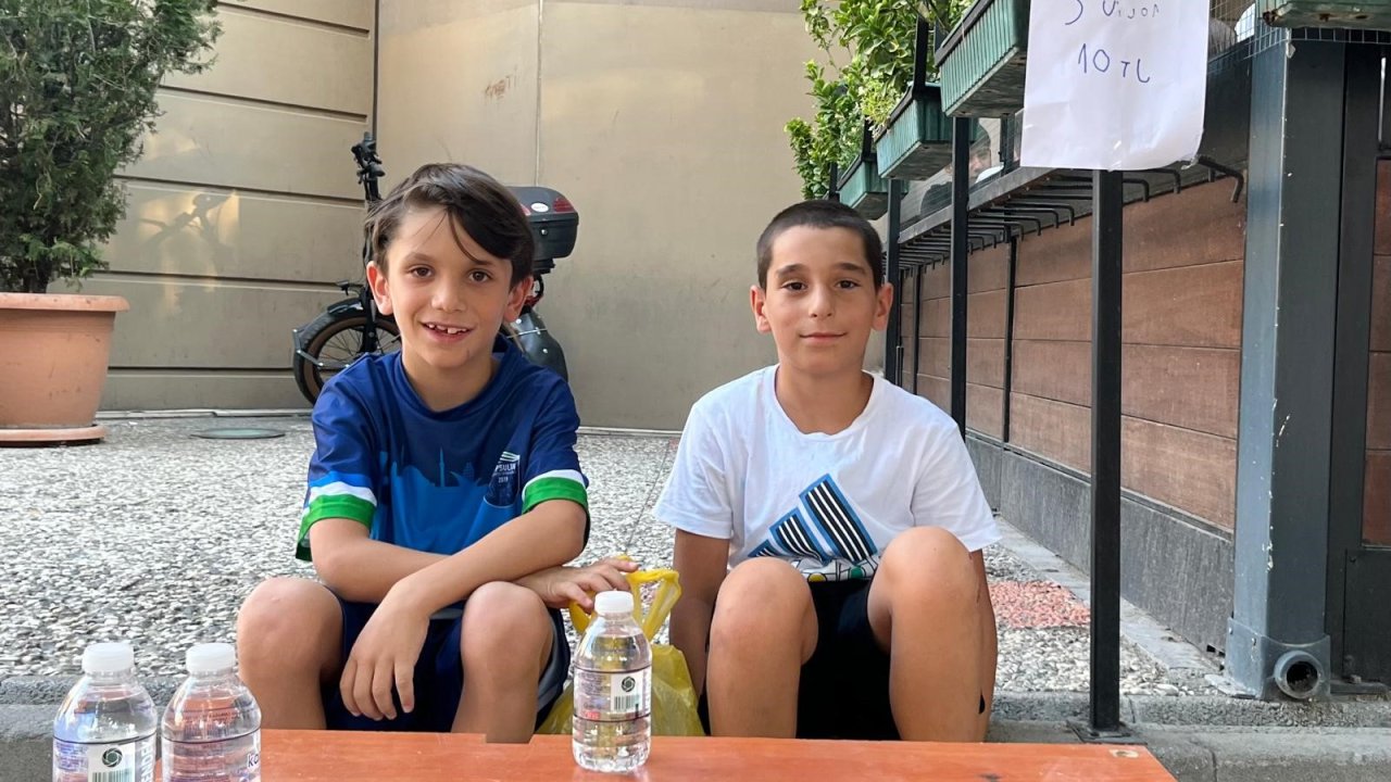 Oyuncak alma hayaliyle su satıyorlar