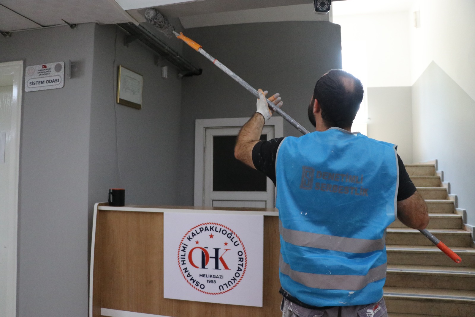 18 yükümlü, okulu boya yaparak yeni eğitim yılına hazırladı