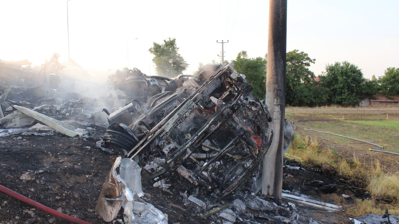 Devrilen Tır Alevler İçinde Kaldı