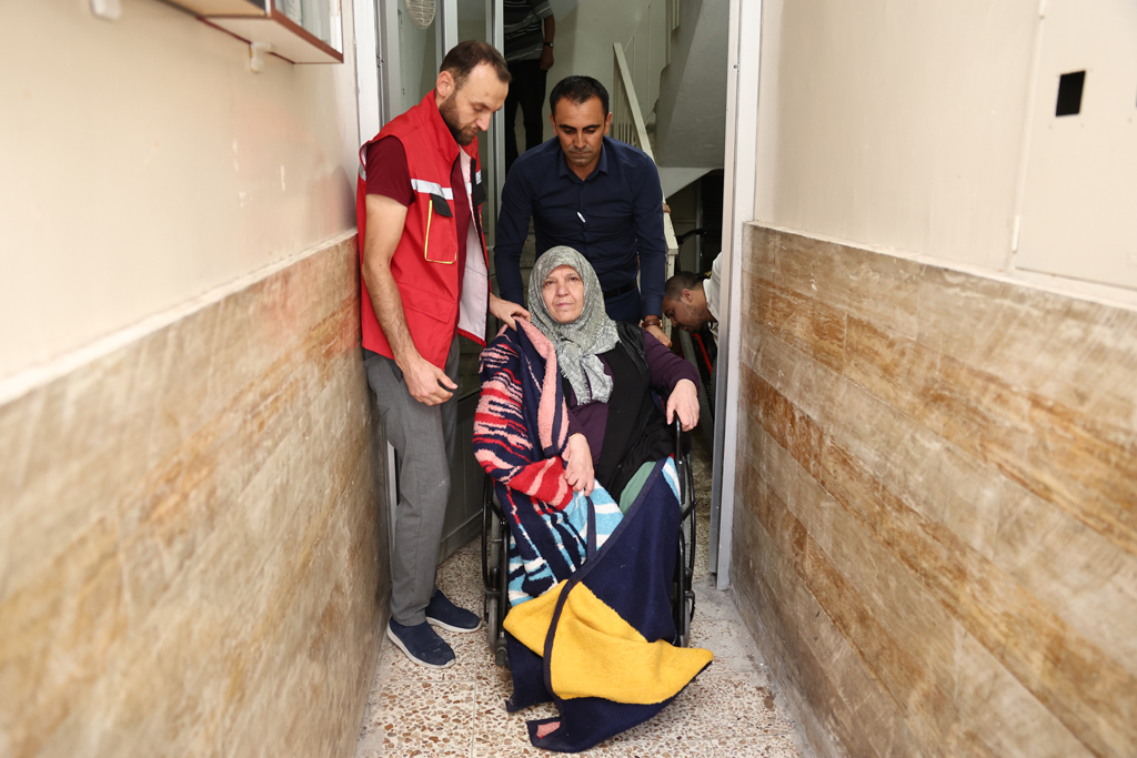 Sevgi Teyzenin Yüzünü Başkan Uzun Güldürdü