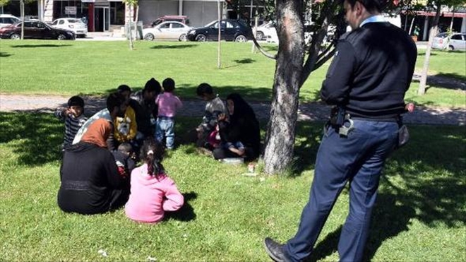 ÇOCUKLARINI DİLENDİREN SURİYELİ AİLEYE YASAL İŞLEM