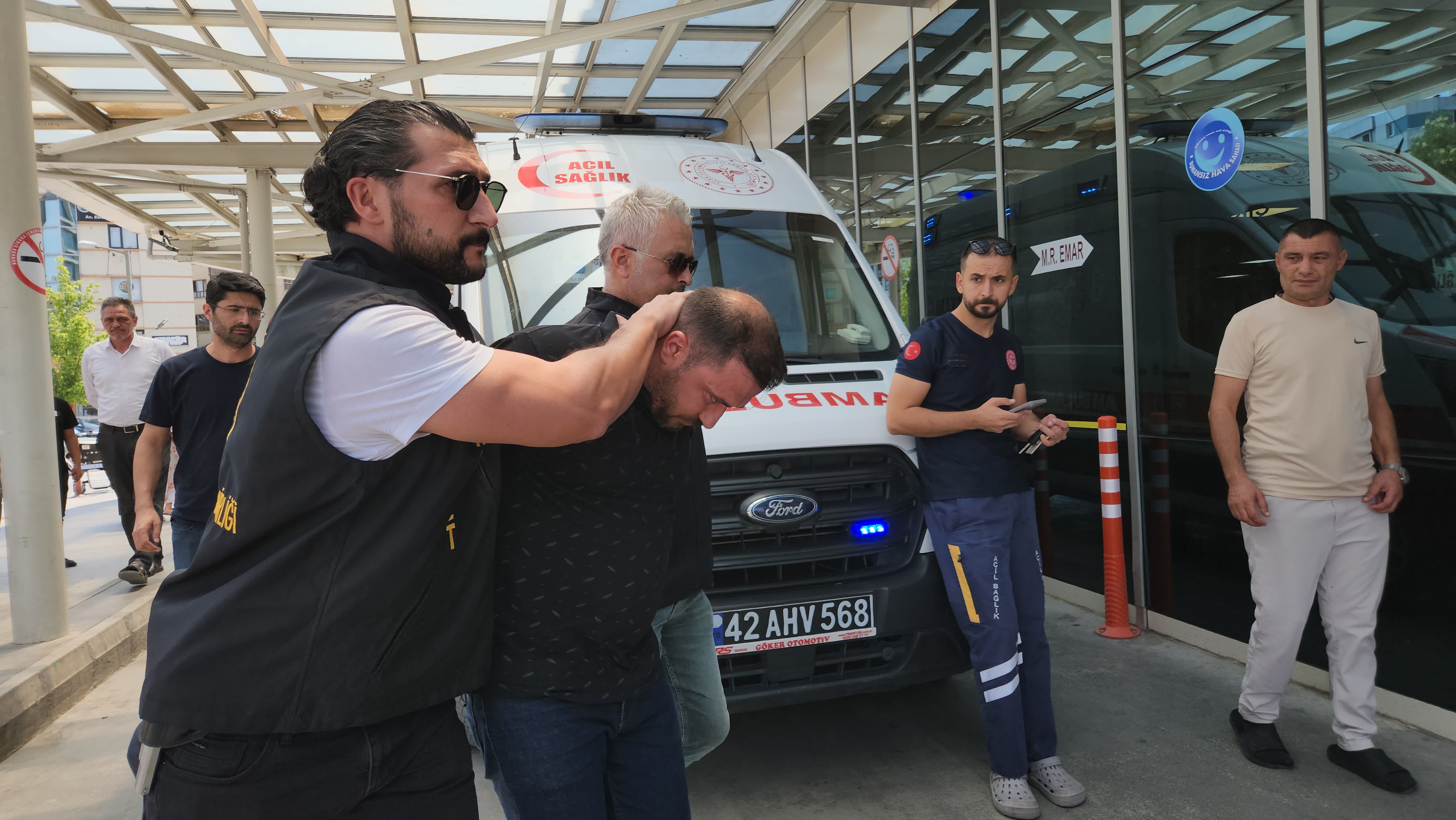 Bekçilere ateş etti, görevliyi gözünden vurdu