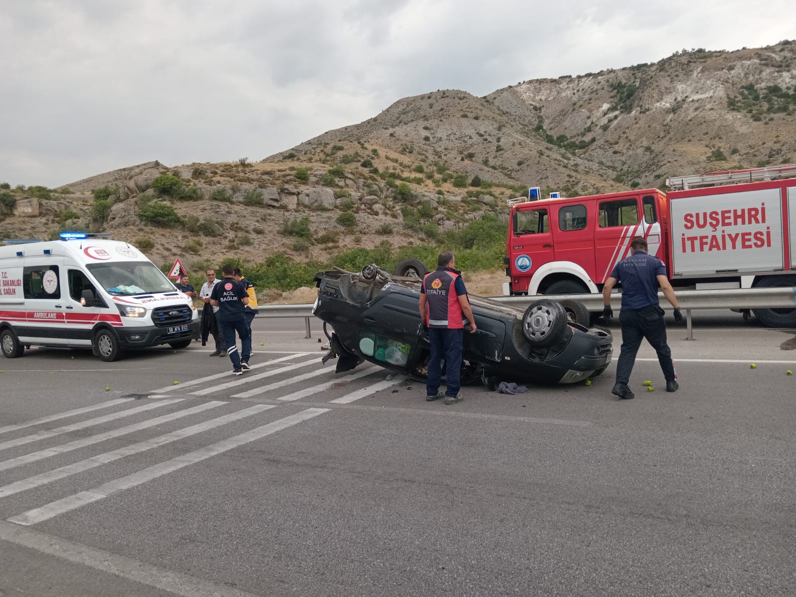 Sivas'ta lastiği kopan otomobil takla attı