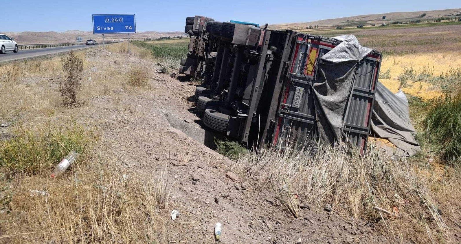 Sivas’ta Mısır Yüklü Tır Devrildi