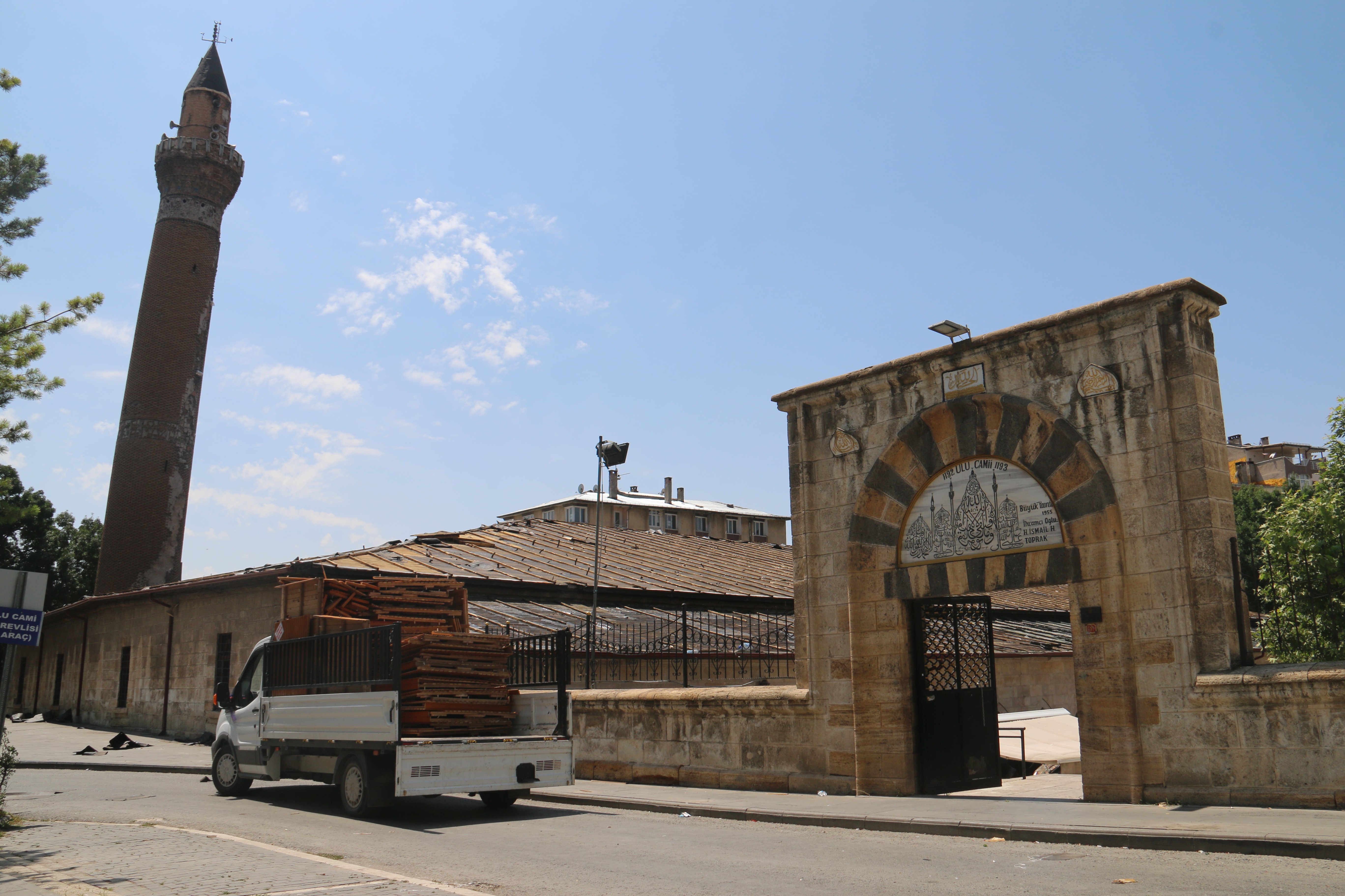 Sivas'ta 832 yıllık camide sessiz cuma