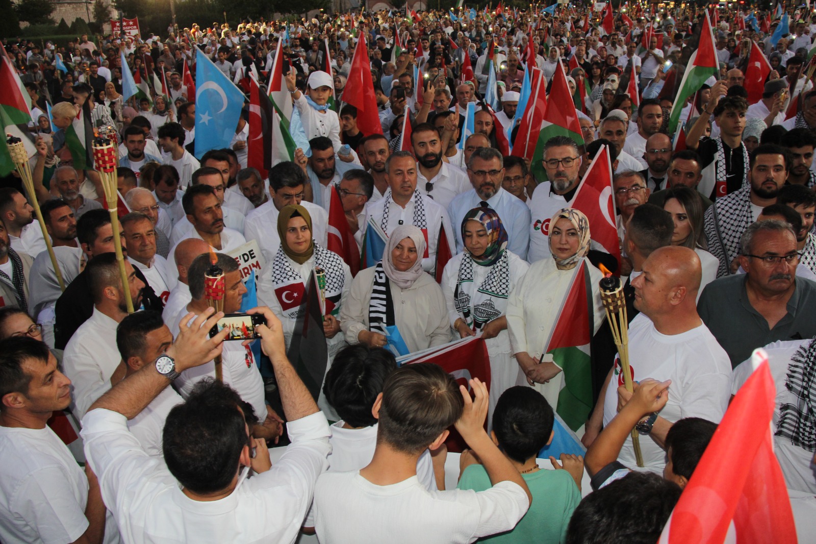 Sivas’ta Binlerce Kişi Filistin'e Destek İçin Yürüdü