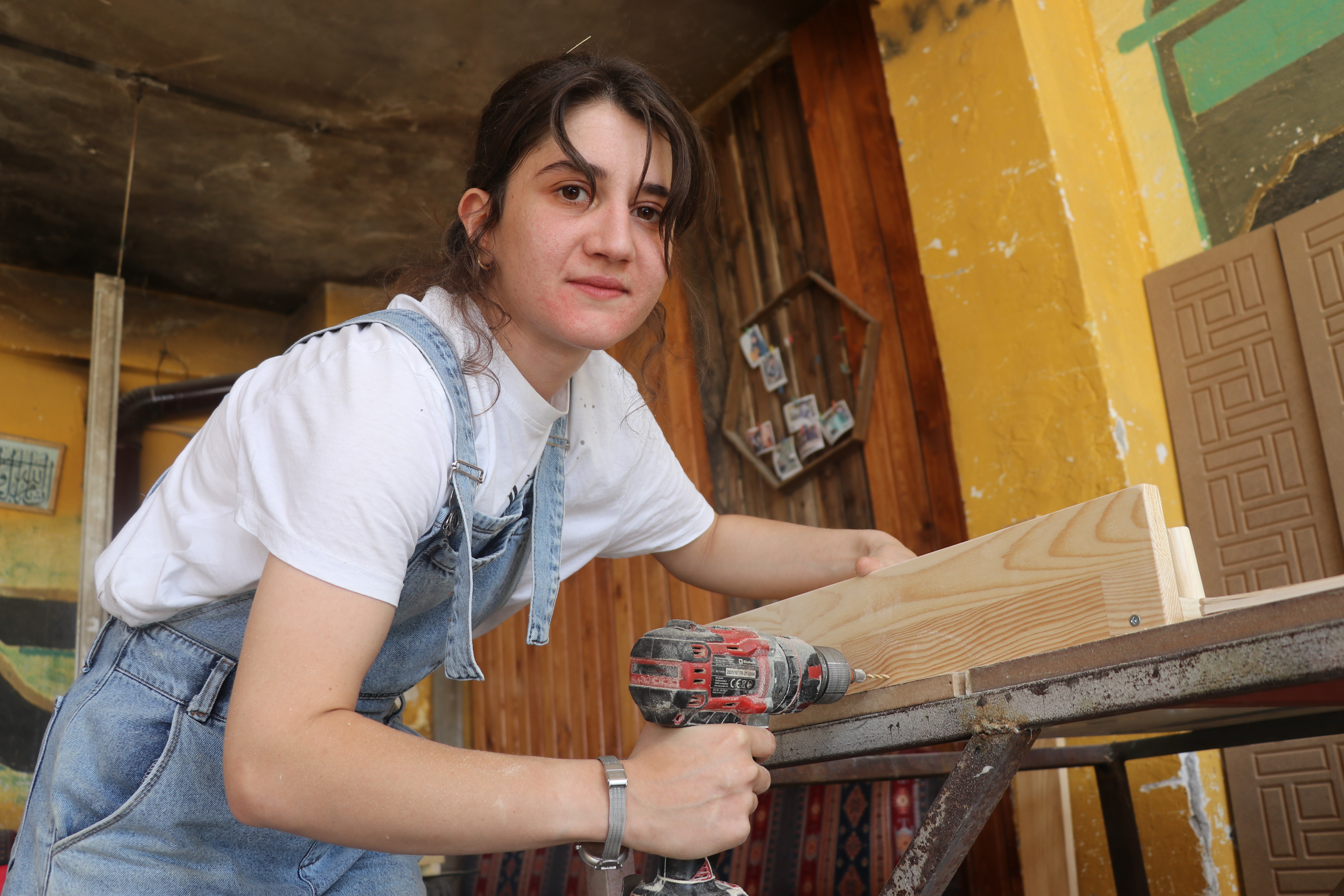 Sivaslı Kadın Marangoz Zeynep'in Başarı Hikayesi