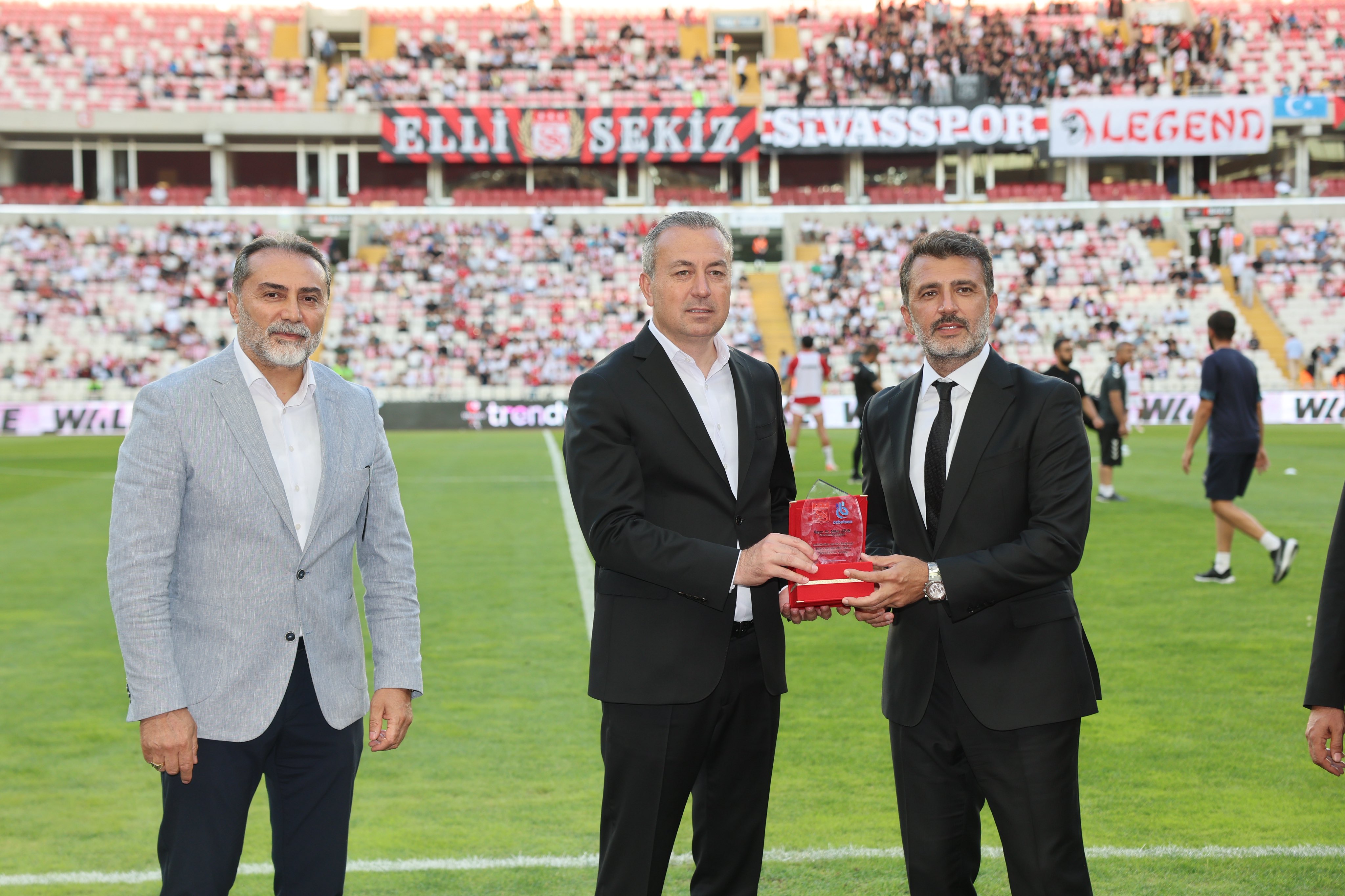 Sivasspor'dan Başkan Uzun ve Genel Müdür Kantar’a Plaket