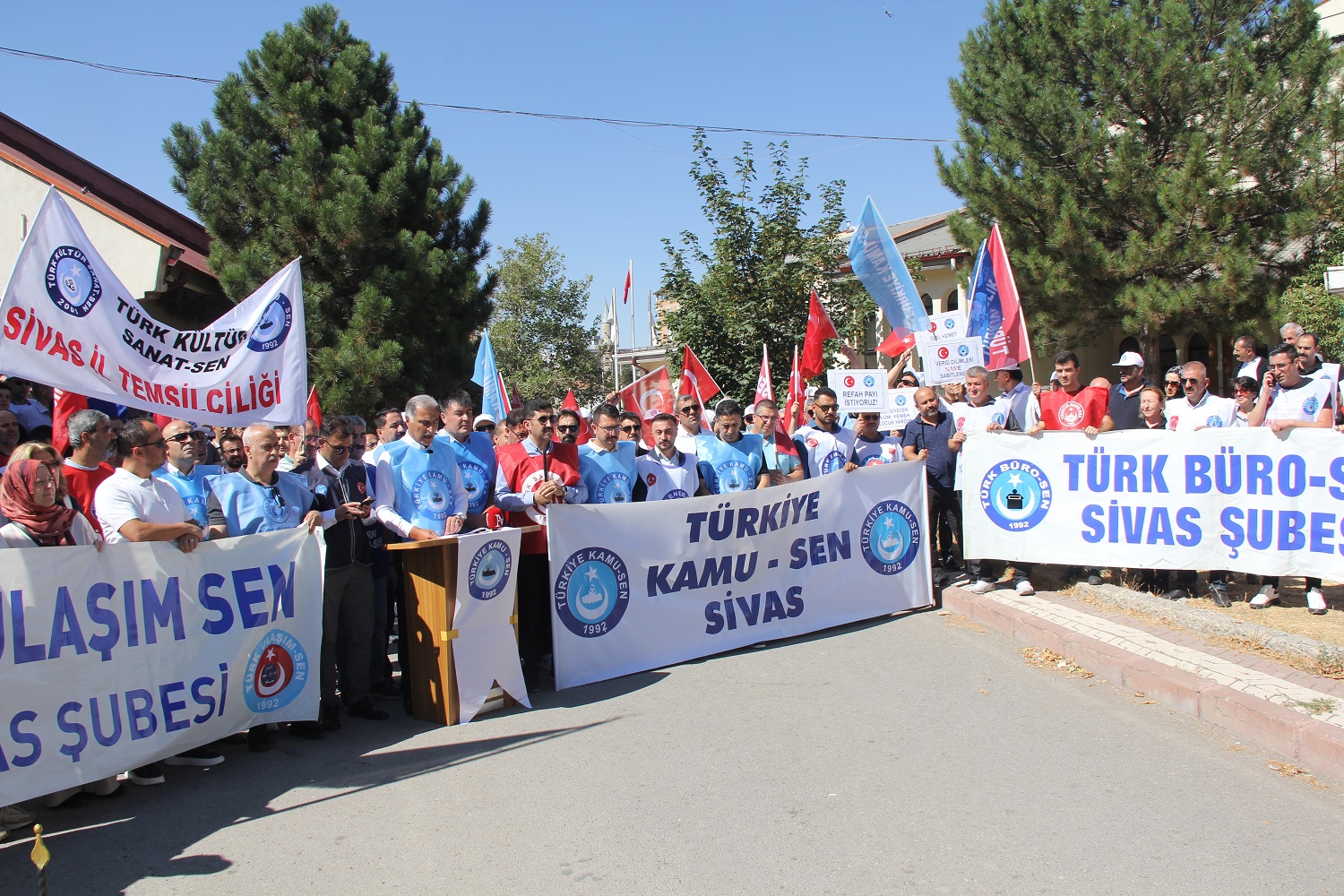 Sivas’ta Memurlar İş Bıraktı