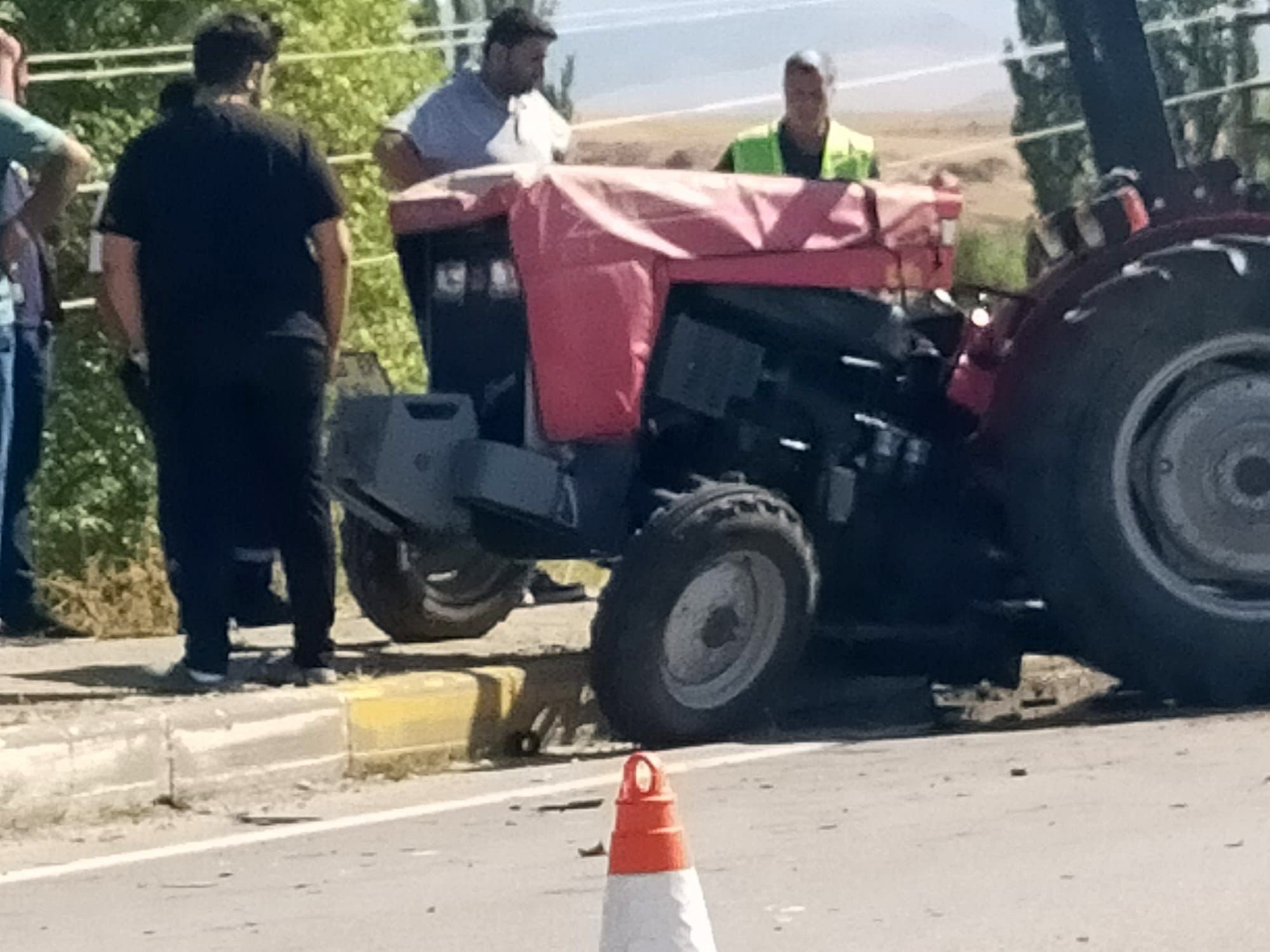 Sivas Traktör ile otomobil çarpıştı: 3 yaralı