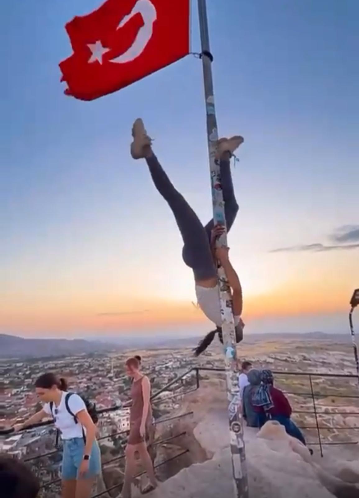 Bayrak direğinde dansa soruşturma