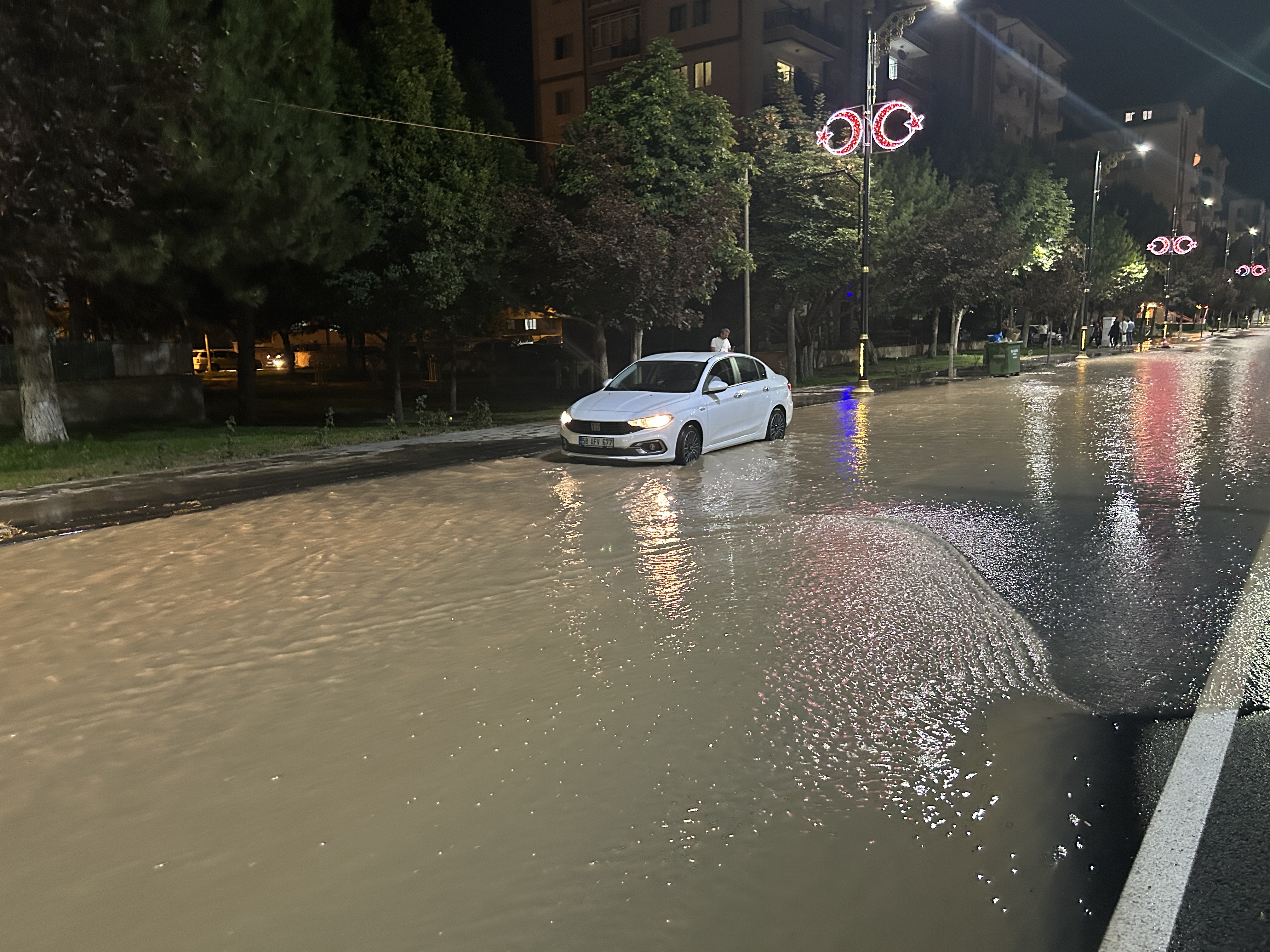 Sivas’ta su borusu patladı, cadde göle döndü