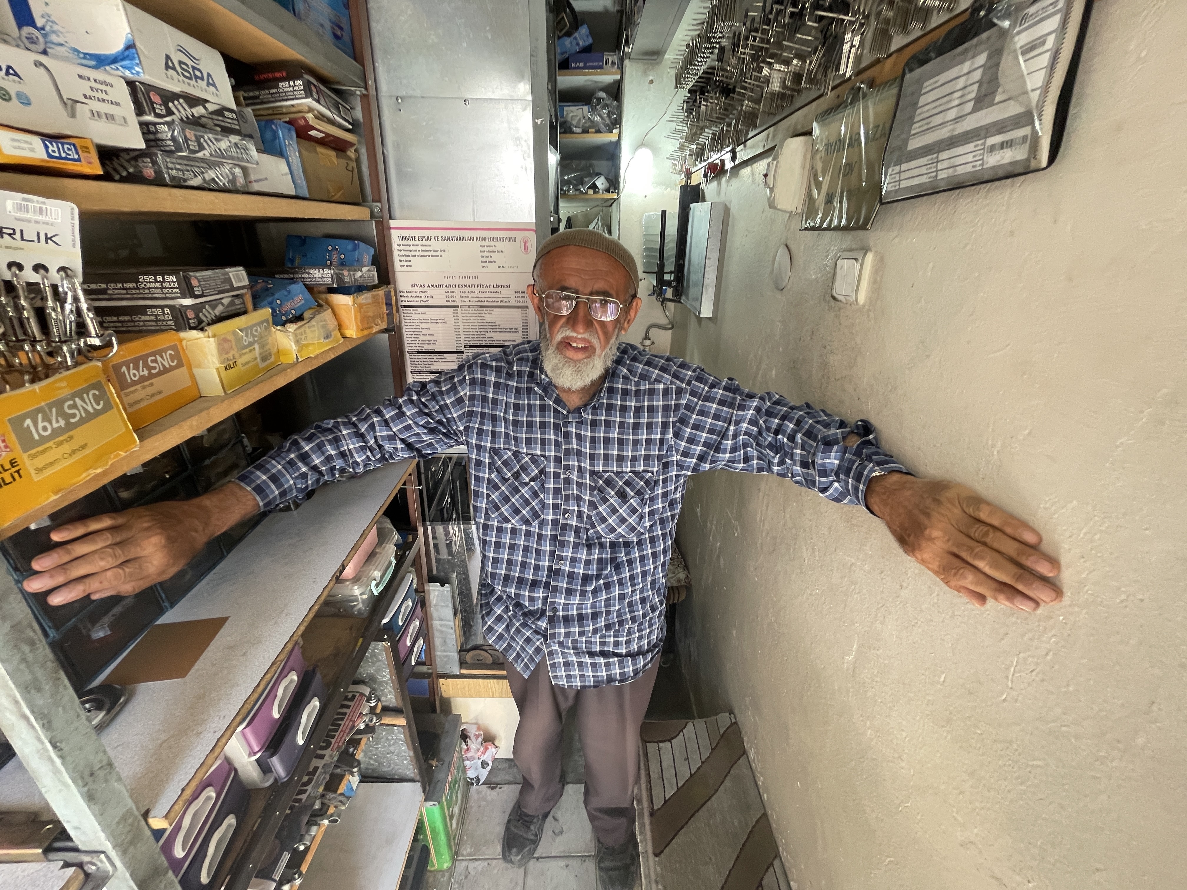 Sivas'ta 4 Metrekarelik Dükkanda 28 Yıldır Aynı İşi Yapıyor