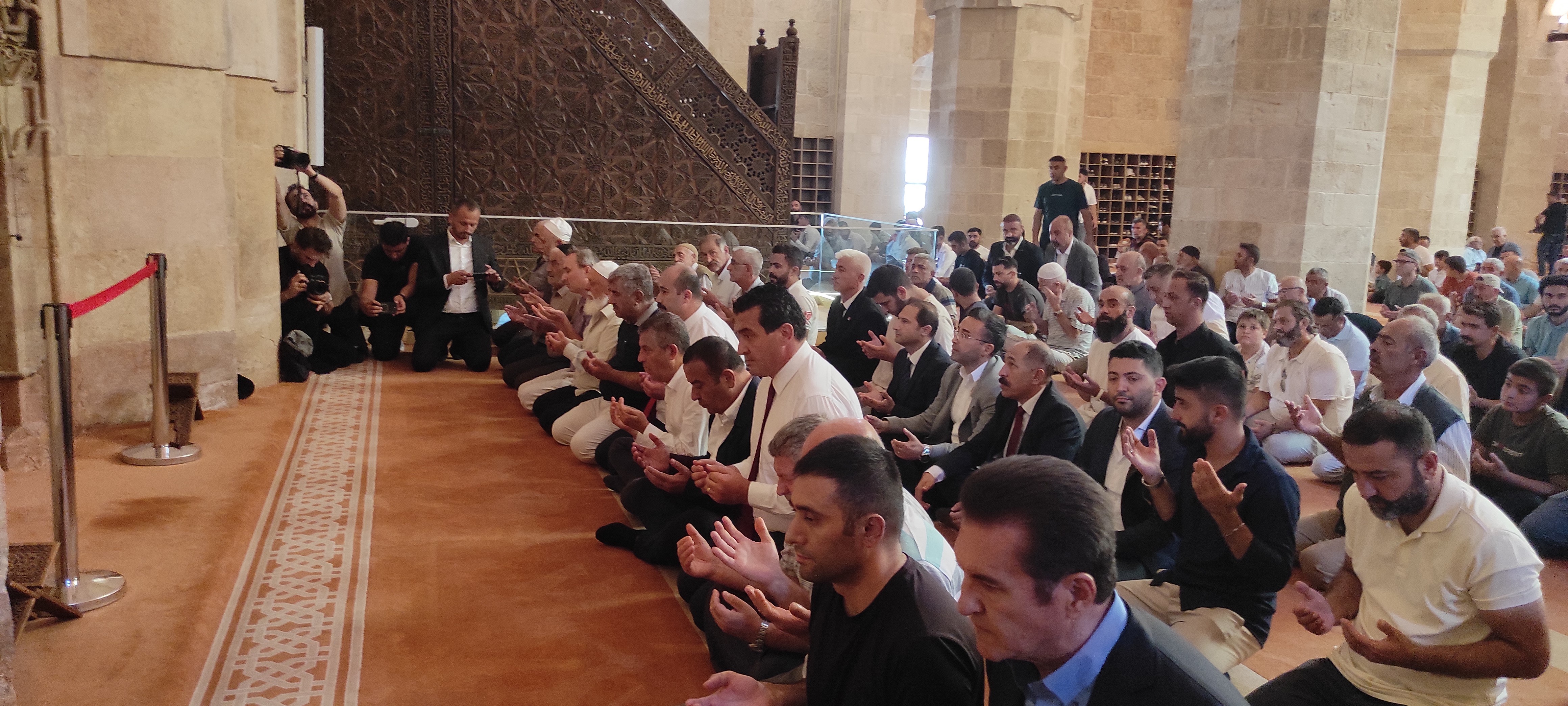 Özgür Özel Divriği Ulu Cami'de Cuma Namazı Kıldı