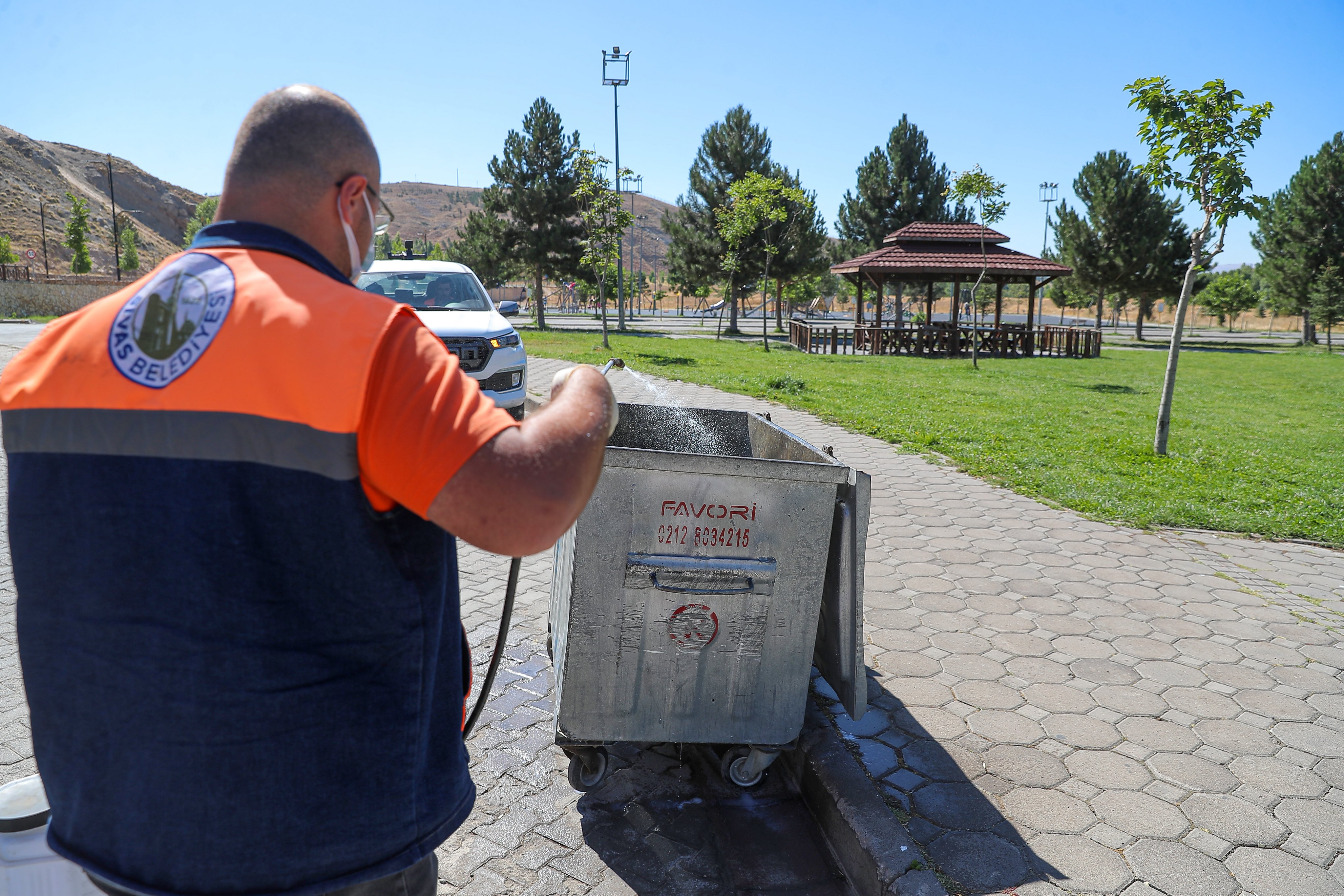 Sivas’ta Mesire Alanlarında Yoğun İlaçlama