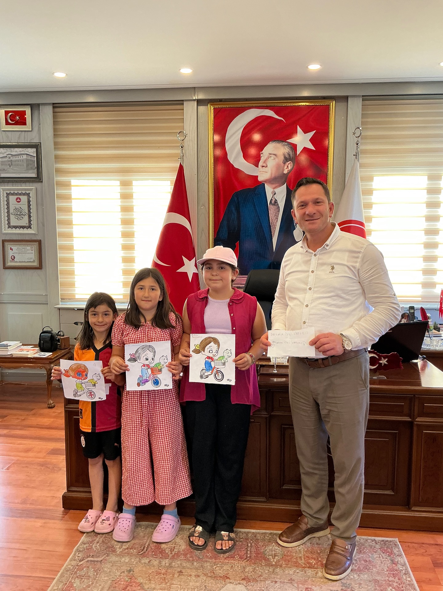 Minik Ellerden Belediye Başkanına Resim Hediyesi