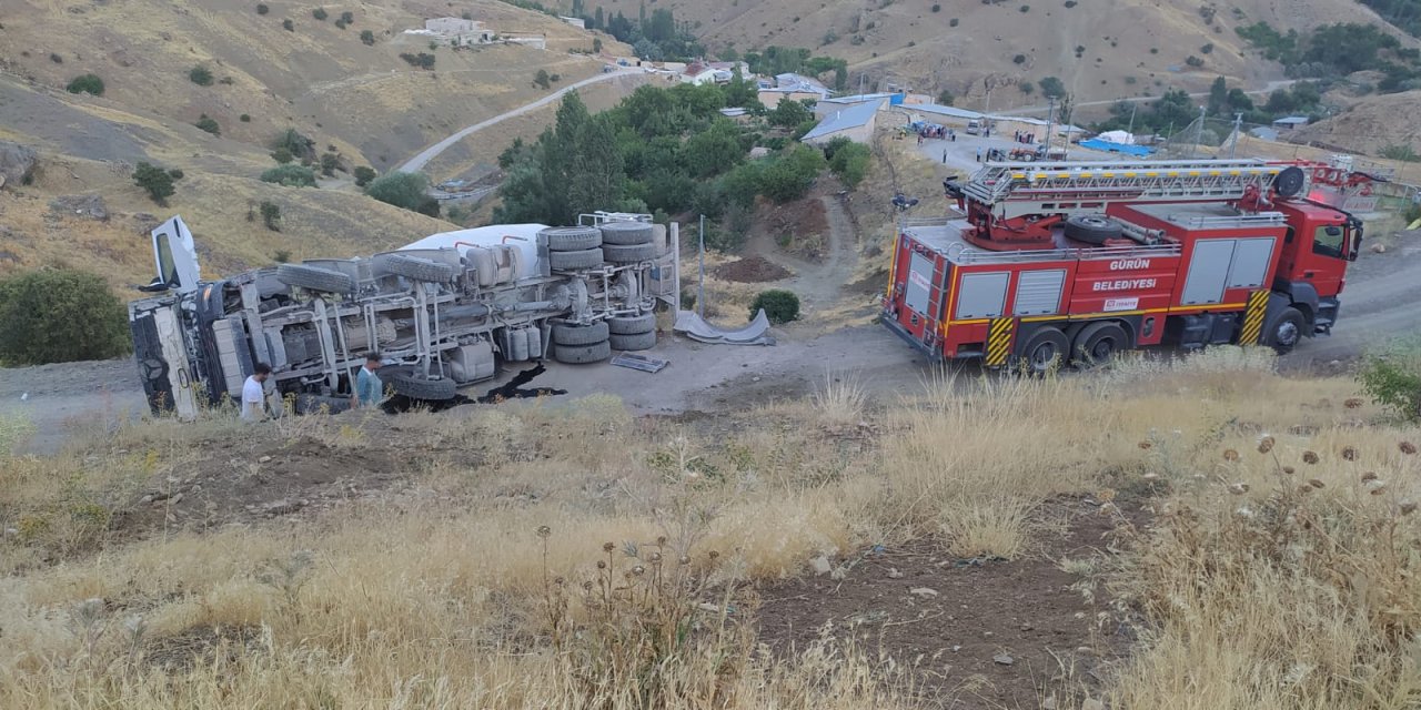 Sivas'ta Beton Mikseri Devrildi: Sürücü Ağır Yaralı