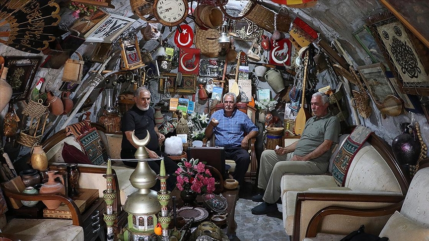 Müze gibi evinde 40 yıldır biriktirdiği antikaları sergiliyor
