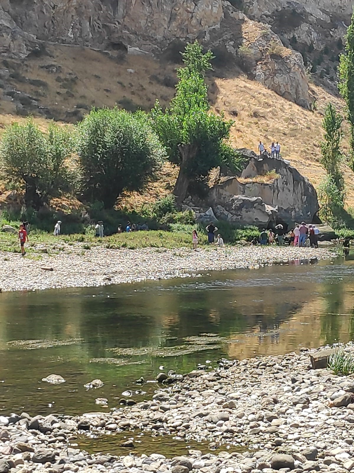Kızılırmak'a giren 3 genç boğulma tehlikesi geçirdi