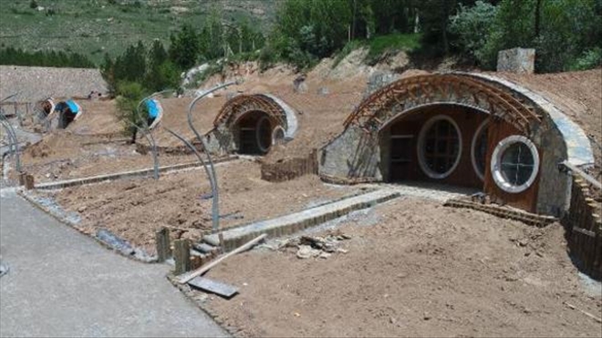 HOBBİT KÖYÜ YÜKSELİYOR