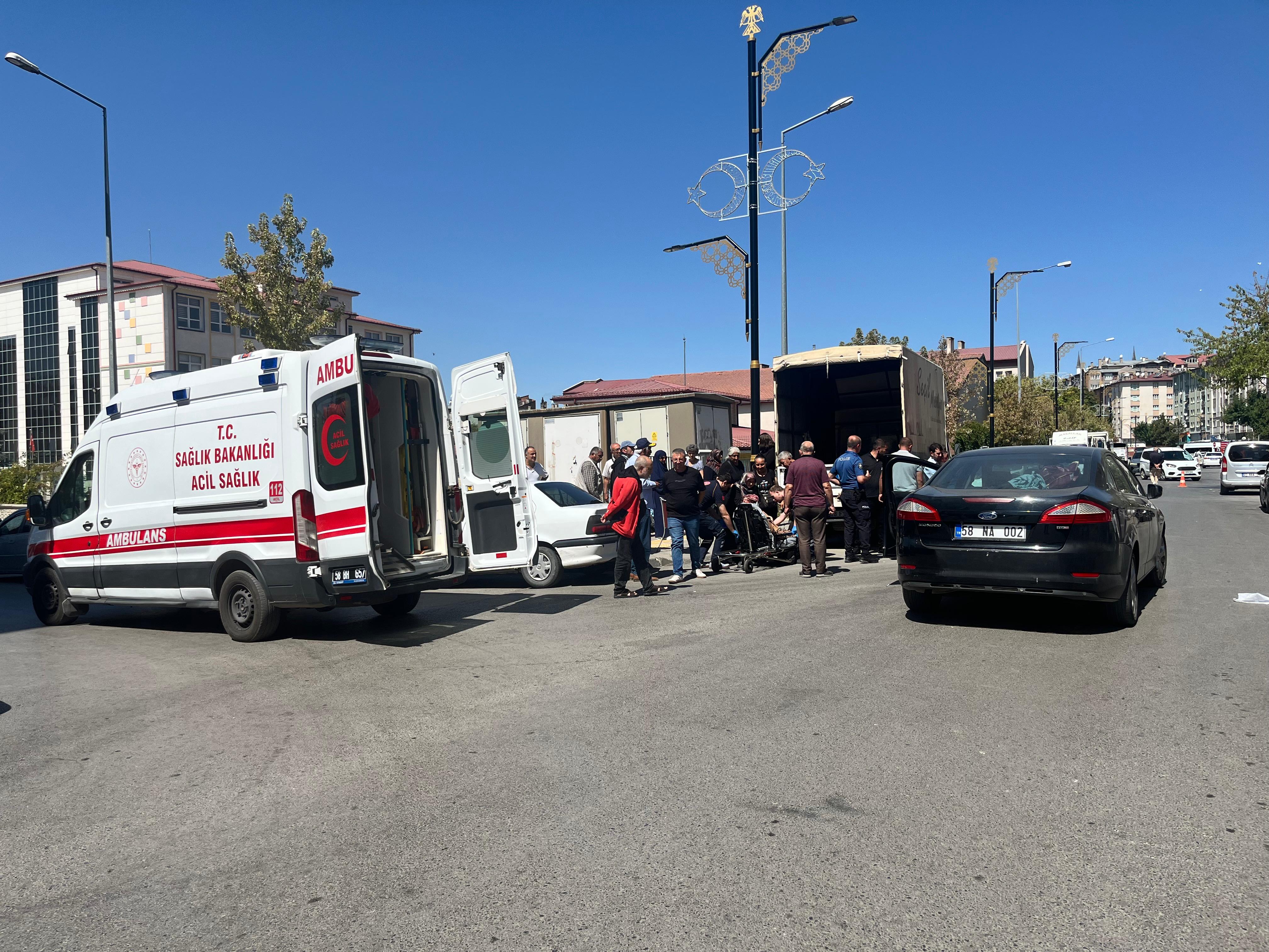 Sivas'ta İki Otomobil Çarpıştı:1 Yaralı