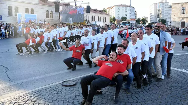 1058 Kişi Sivas Halayı Çekecek