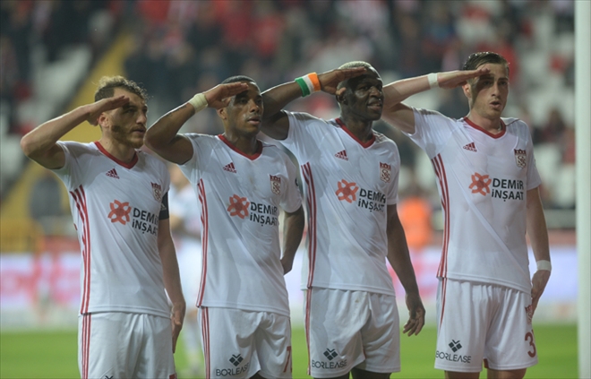 GOL YÜKÜNÜ FORVET ÇEKTİ