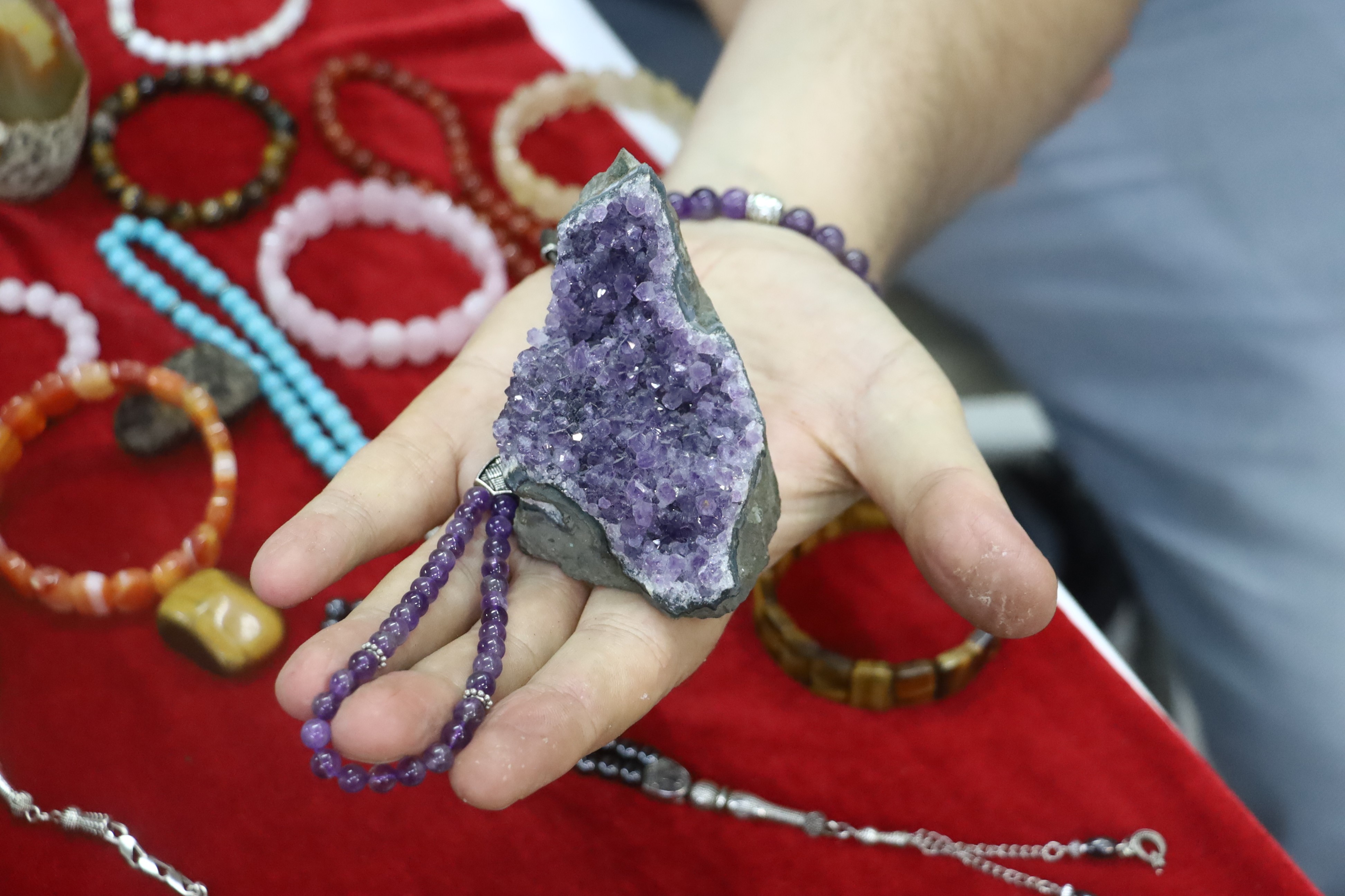 Bu Taşlar Sadece Şık Değil, Hayatınızı Değiştirebilir!