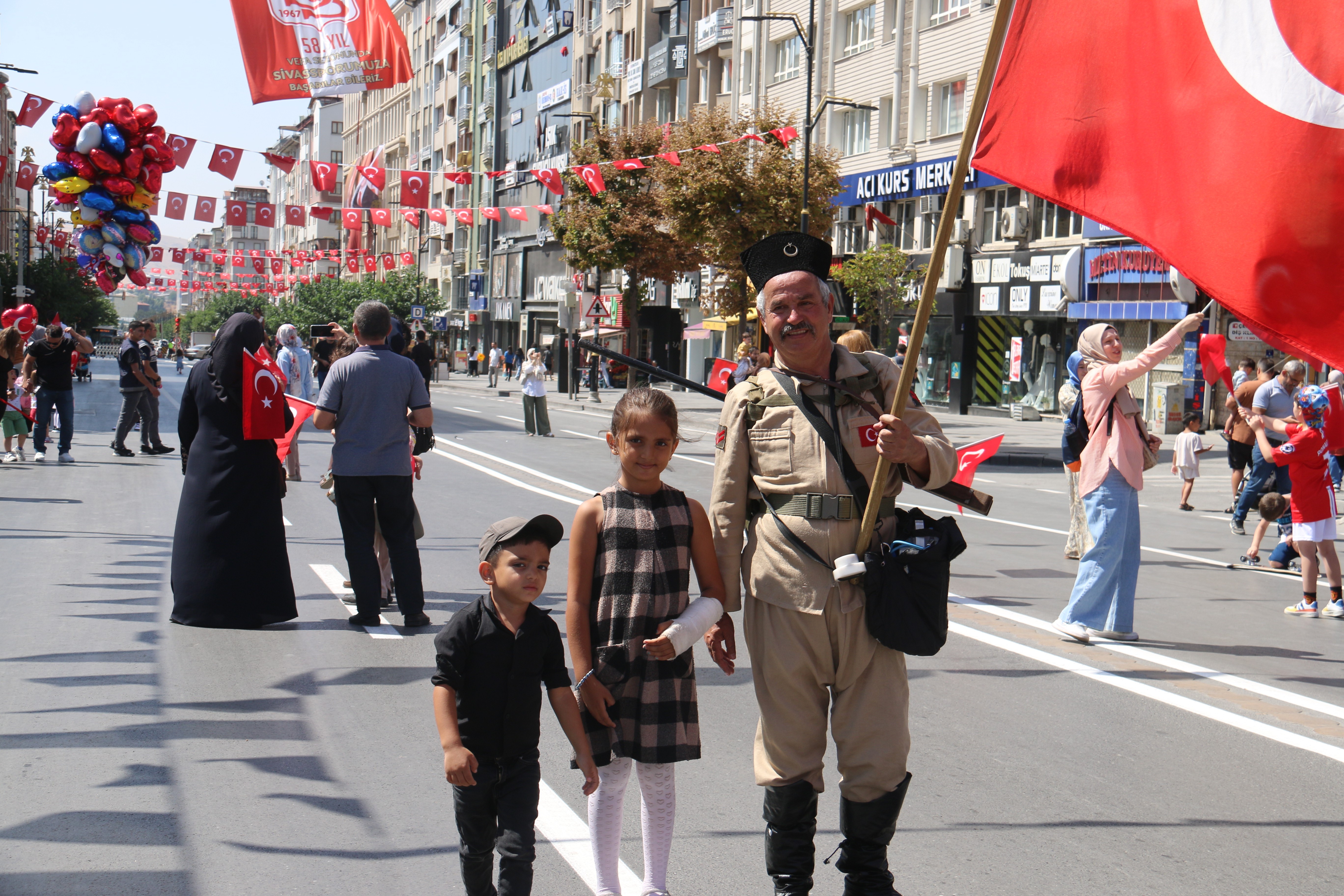 Bu adamı Tüm Sivaslılar Tanıyor, Özel Günlerde Fotoğraf Çekinmek İstiyor