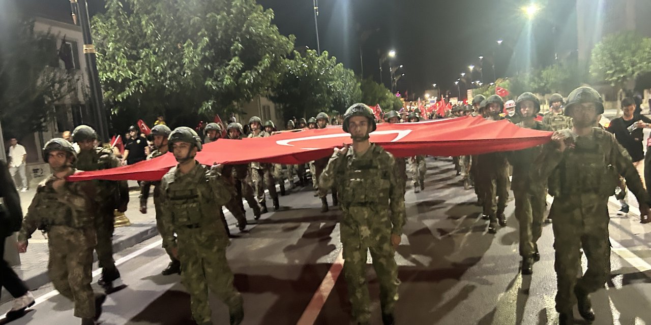 Sivas'ta askerle zafer yürüyüşü
