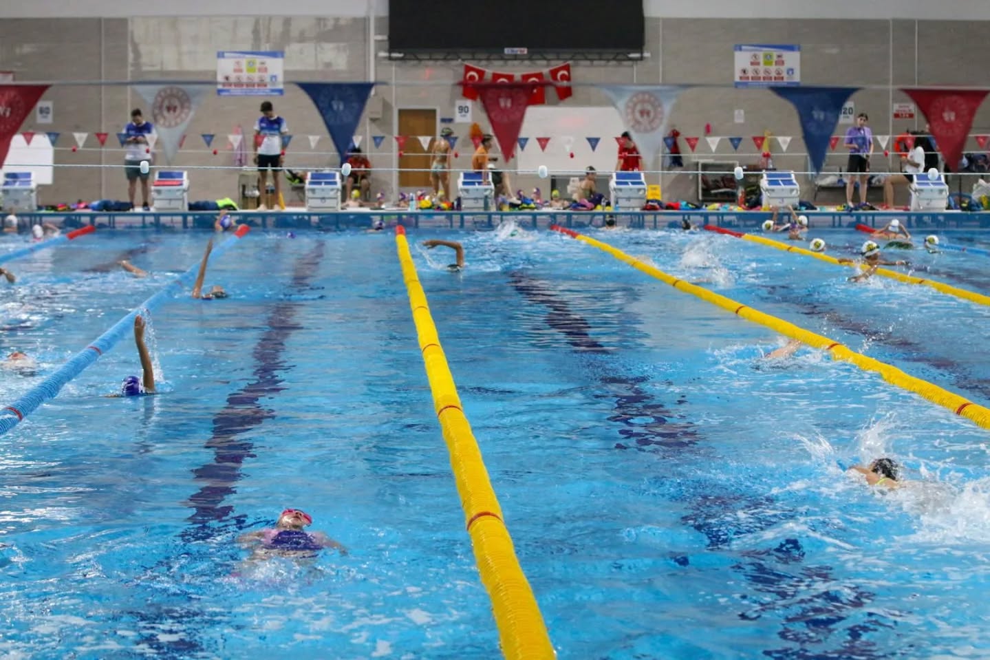 Yüzücüler Zafer Bayramı için kulaç attı