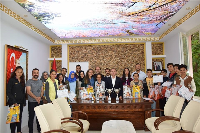 BAŞARILI ÖĞRENCİLER KAYMAKAM MUTLUYU ZİYARET ETTİ