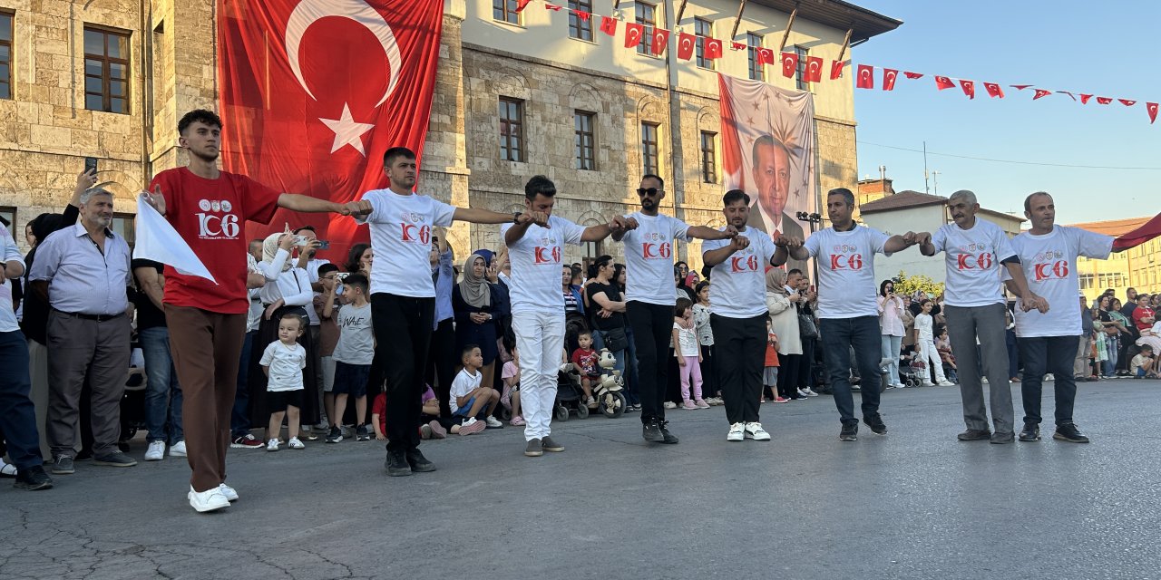 Sivas'ta 1058 kişi aynı anda halay çekti