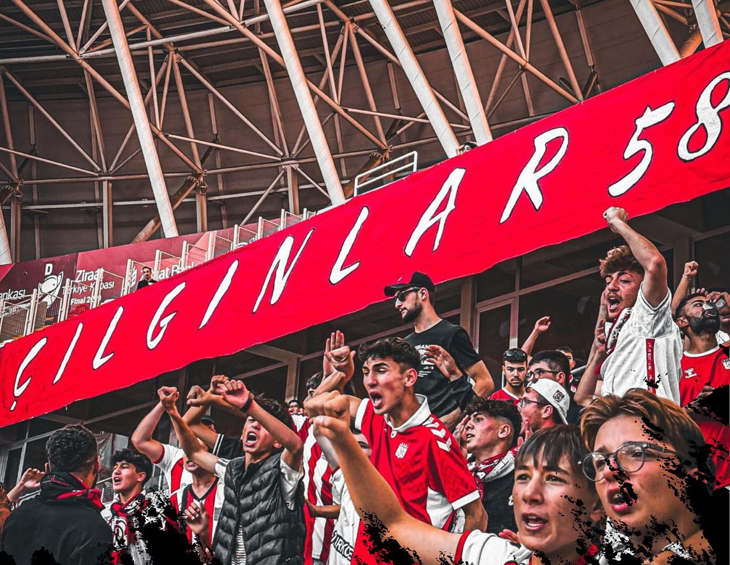 Sivasspor Taraftarları Yönetimi ve Hocayı Topa Tuttu!