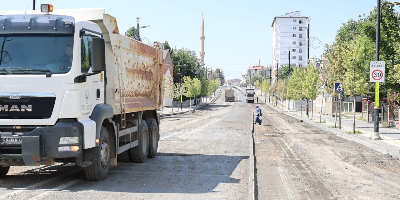 Sivas'ta Bozuk Yollar Asfaltlanıyor