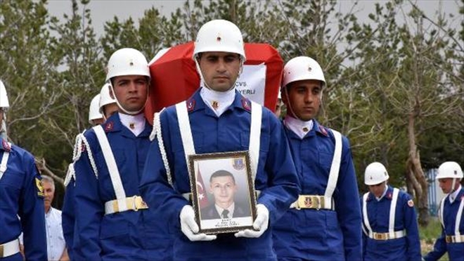 KAZA KURŞUNUYLA ŞEHİT OLAN ASTSUBAY MEMLEKETİNE UĞURLANDI