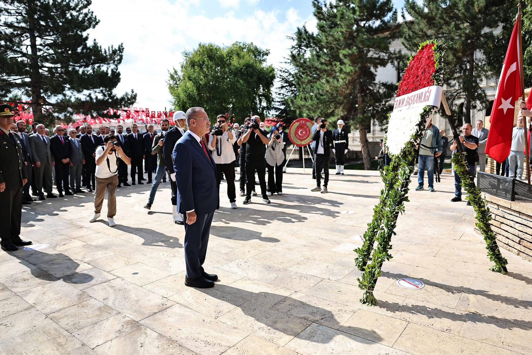 Sivas Kongresi'nin yıl dönümünde anıta çelenk