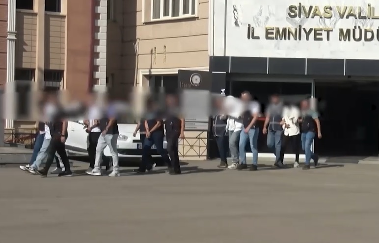 Sivas’ta Dolandırıcılık Operasyonu: 4 Tutuklama