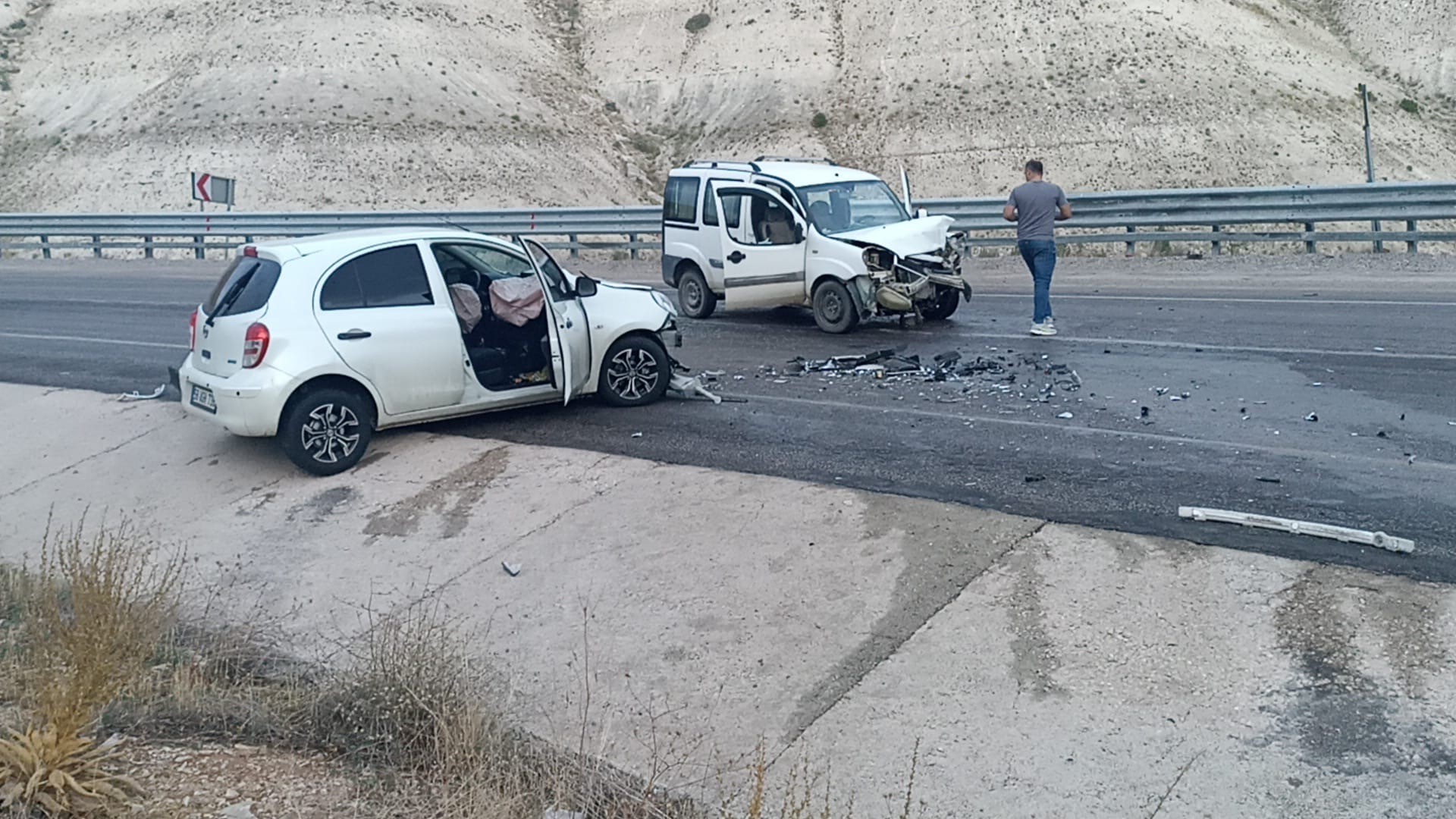 Sivas'ta Kaza: İki Araç Kafa Kafaya Çarpıştı