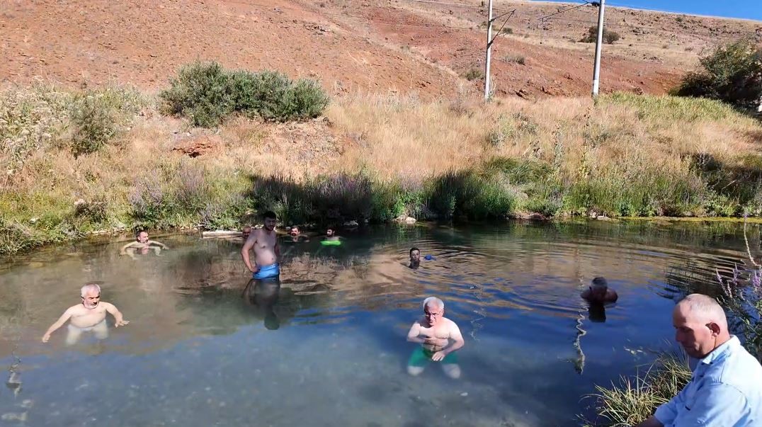 Şifa balıkları tehlikede: Piknikçiler kaplıcayı harabeye çevirdi!