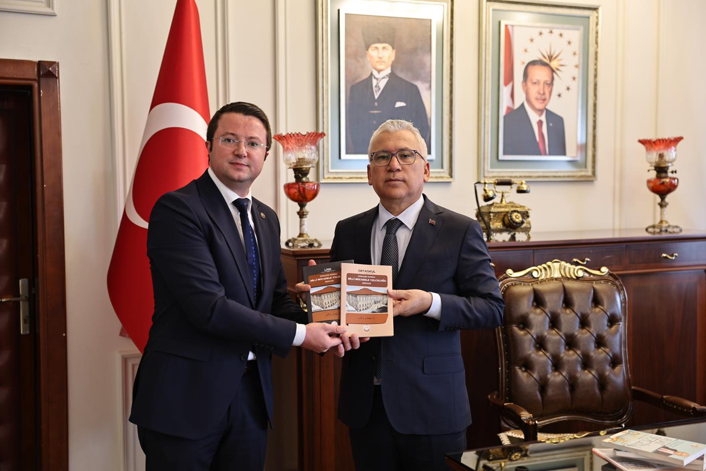 “İstiklalden İstikbale” Kitabı Sivas Valisi’ne Takdim Edildi