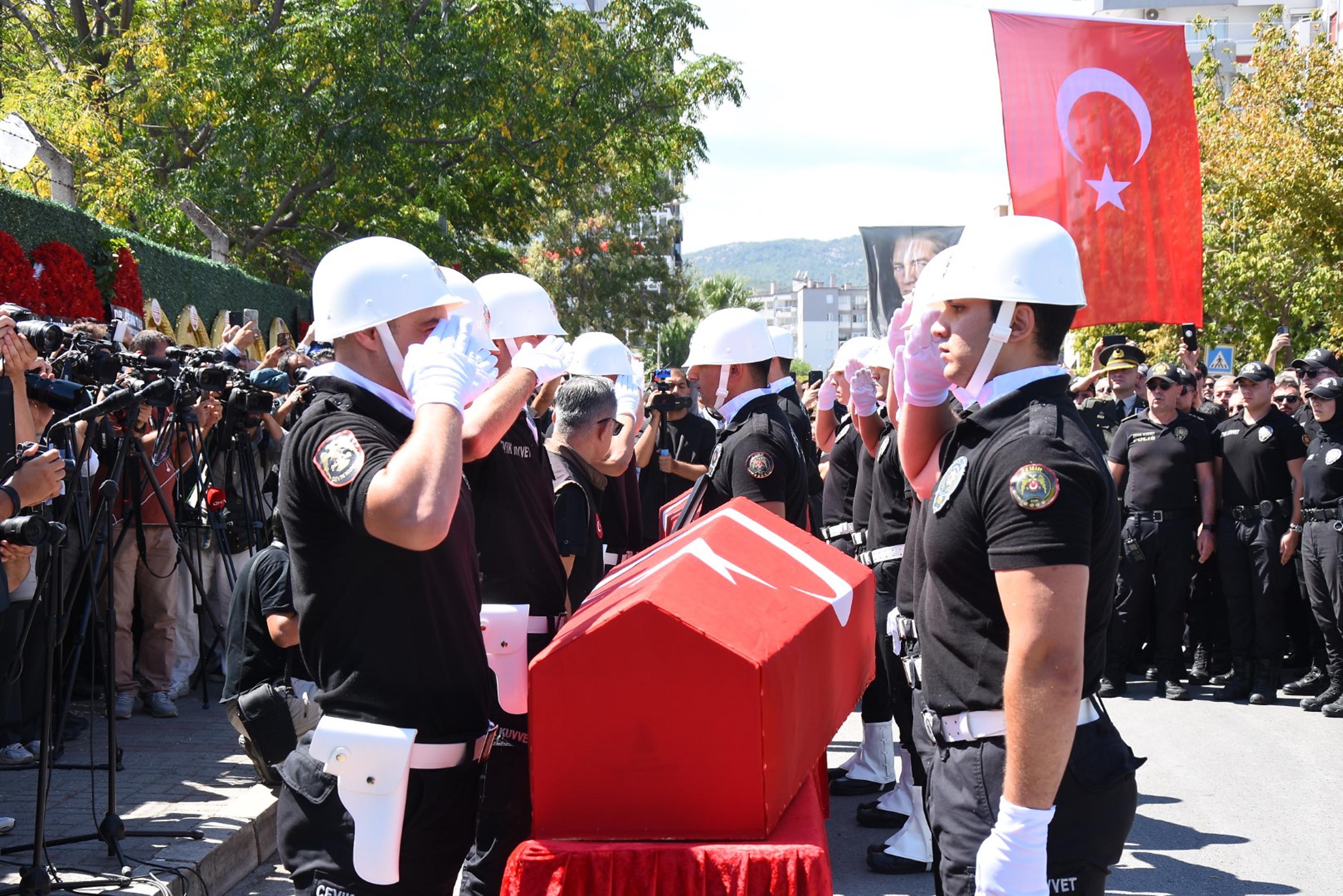 İzmir'de şehit 2 polis için tören düzenlendi